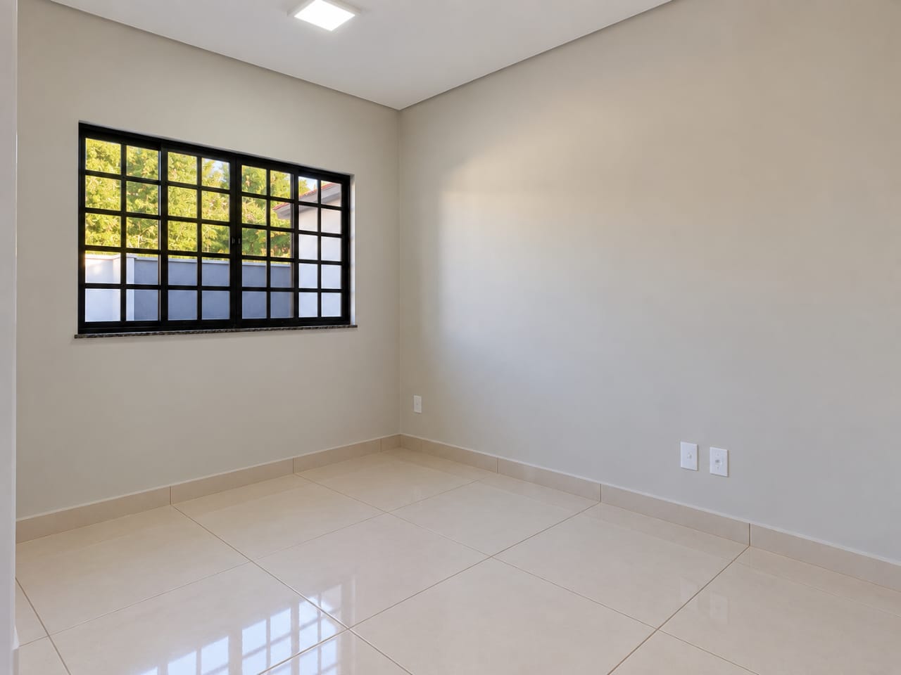 **Casa Nova para Locação no Jardim das Torres – 2 Quartos, Quintal, Churrasqueira e Garagem Coberta – Sarandi/PR**