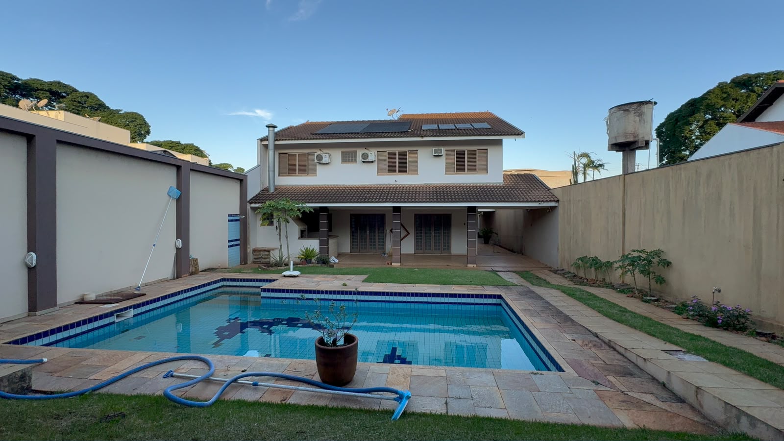 Sobrado de Alto Padrão com Piscina, Sauna,  edícula, 4 Suítes e Área de Lazer Completa