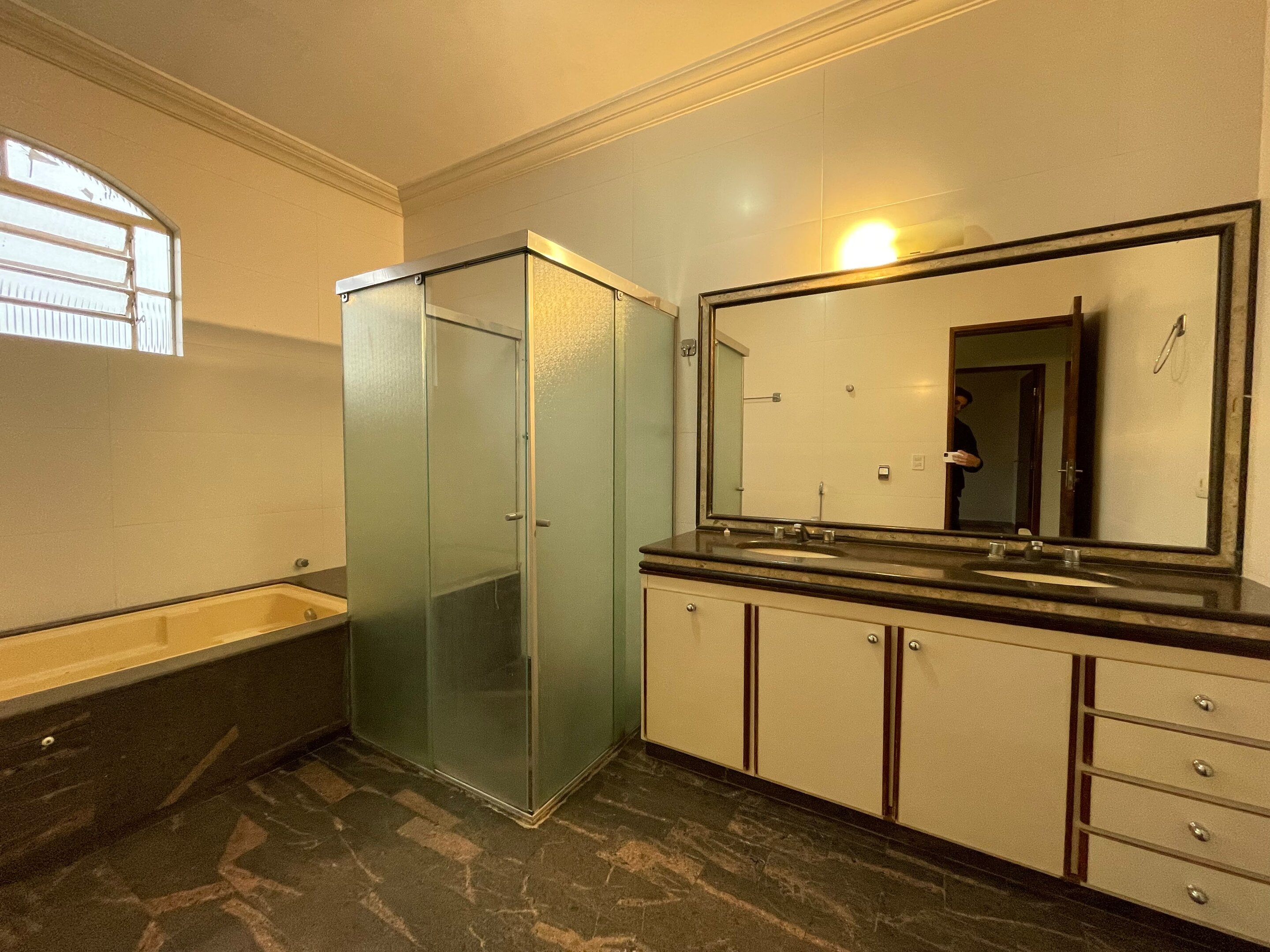 Sobrado com 1 Suíte + 3 Quartos | 200 m² de Área | Espaço e Conforto