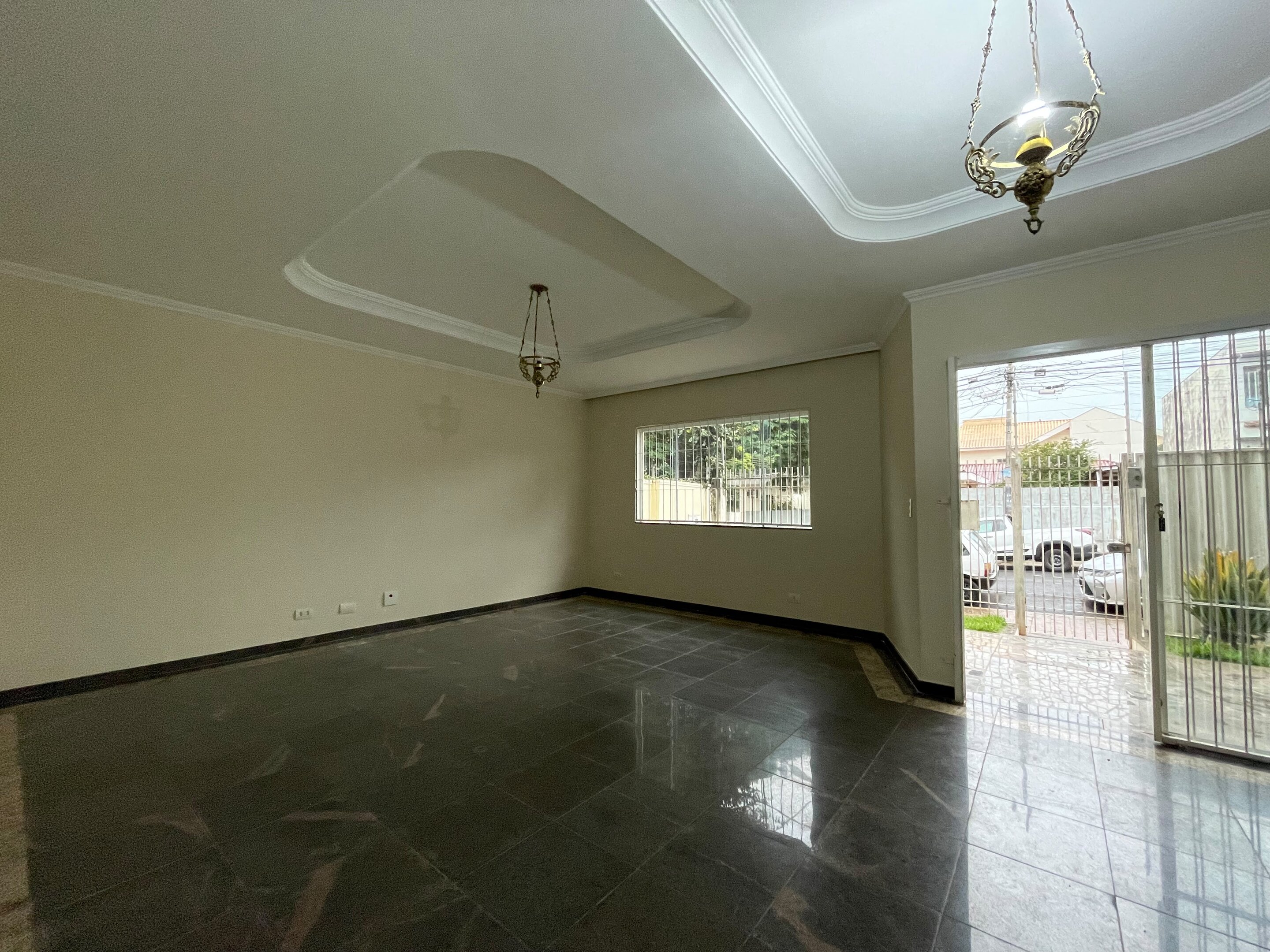 Sobrado com 1 Suíte + 3 Quartos | 200 m² de Área | Espaço e Conforto
