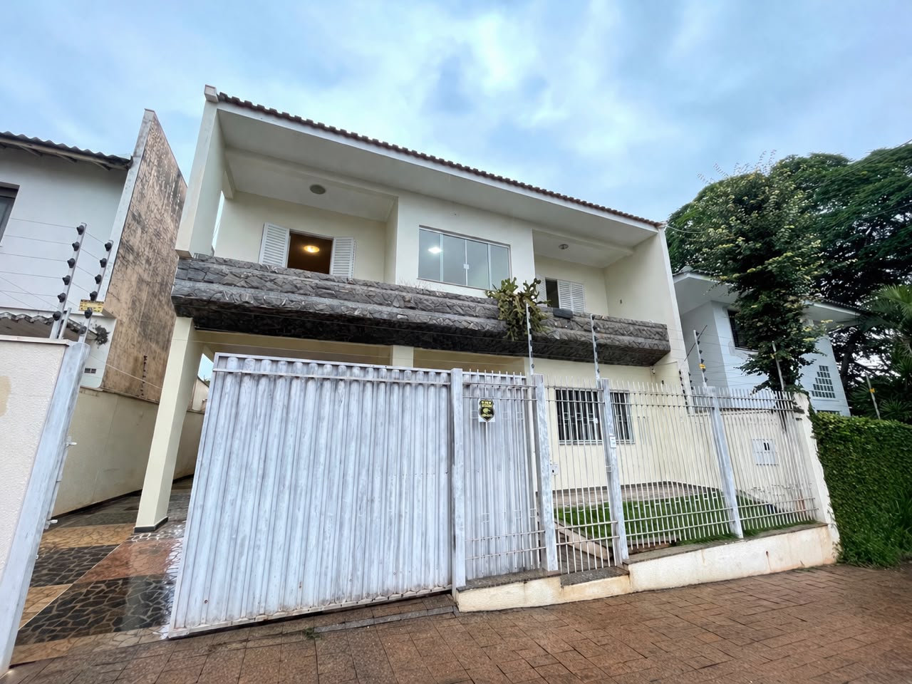 Sobrado com 1 Suíte + 3 Quartos | 200 m² de Área | Espaço e Conforto