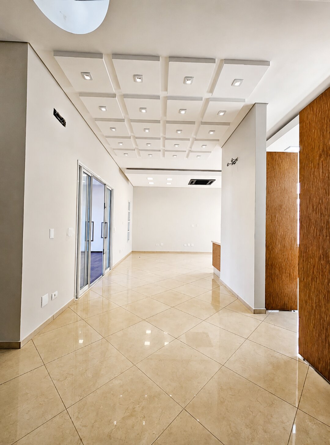 Sobrado com 3 Quartos, 218 m² e 2 Vagas na Zona 06 - Maringá/PR