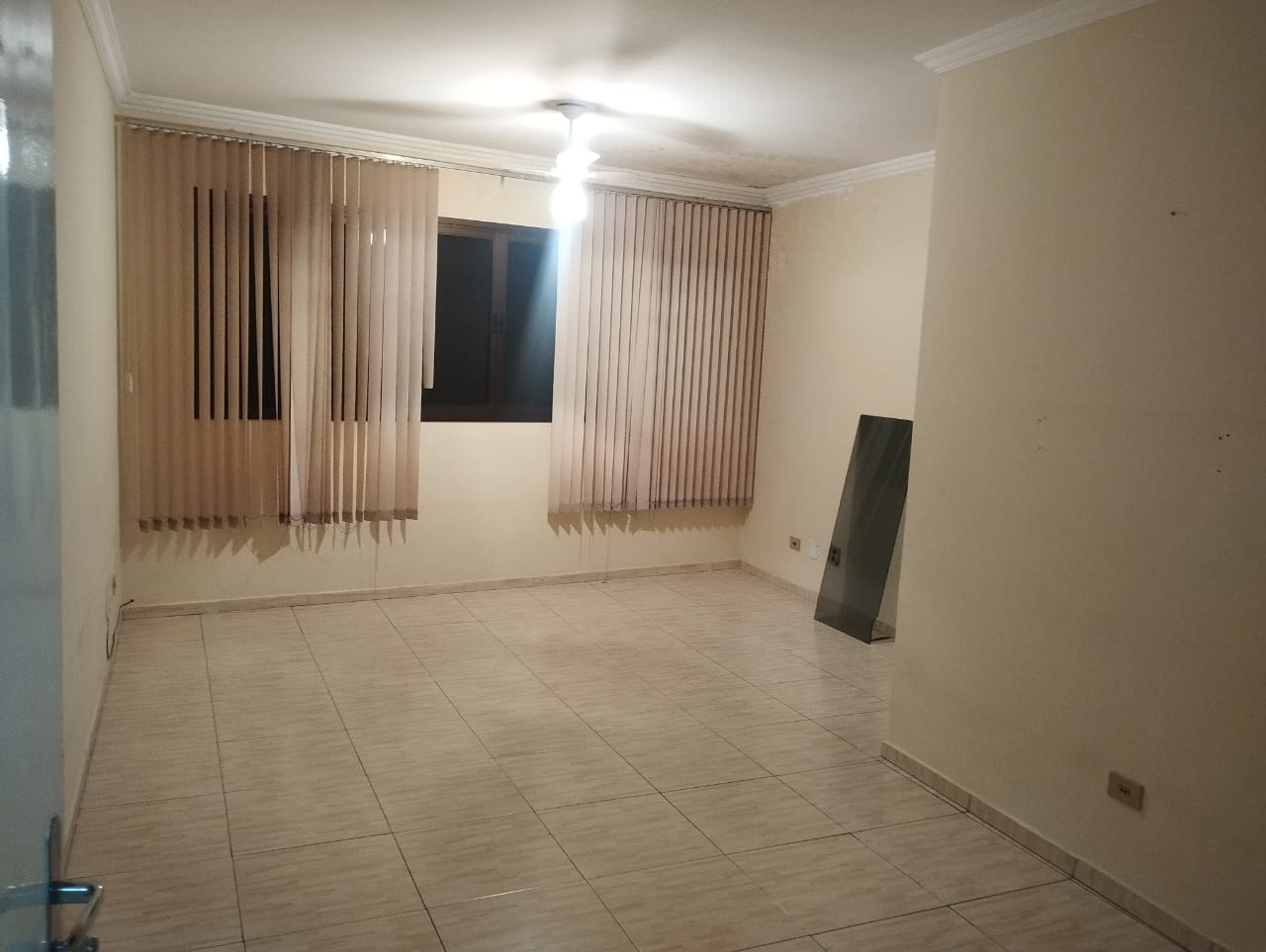 Aluga-se sobreloja  2 Quartos + 1 Suíte