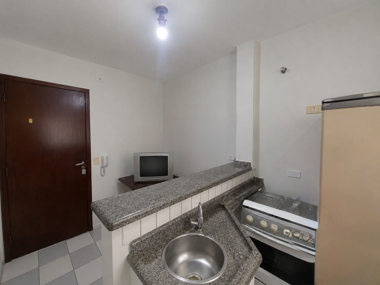 Kitnet com 1 Quarto e 1 Vaga de Garagem, 27 m² - Zona 7, Maringá/PR