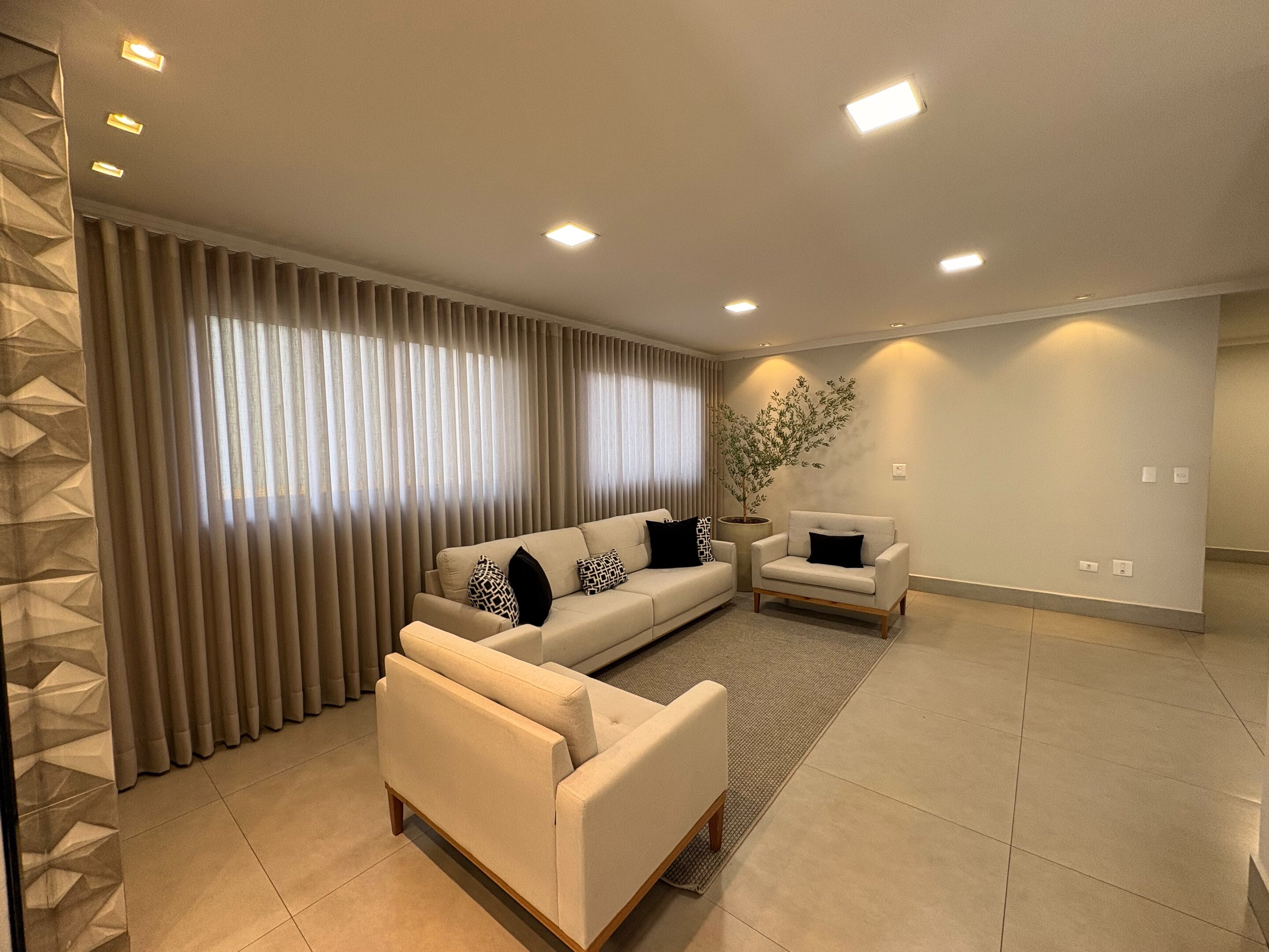 Apartamento Mobiliado para Locação com Suíte, Escritório, Sacada e Garagem Coberta