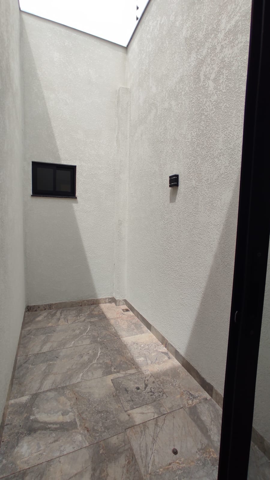 Casa de Alto Padrão com 3 Quartos, Pé-Direito Duplo e Cozinha Gourmet à Venda ou Locação em Maringá/PR