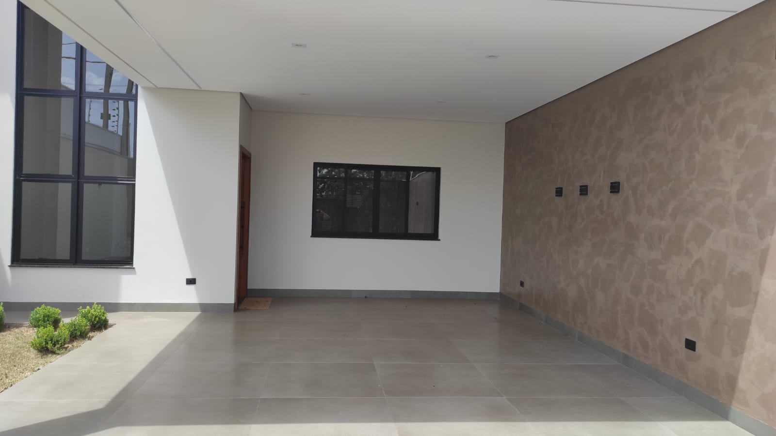 Casa de Alto Padrão com 3 Quartos, Pé-Direito Duplo e Cozinha Gourmet à Venda ou Locação em Maringá/PR