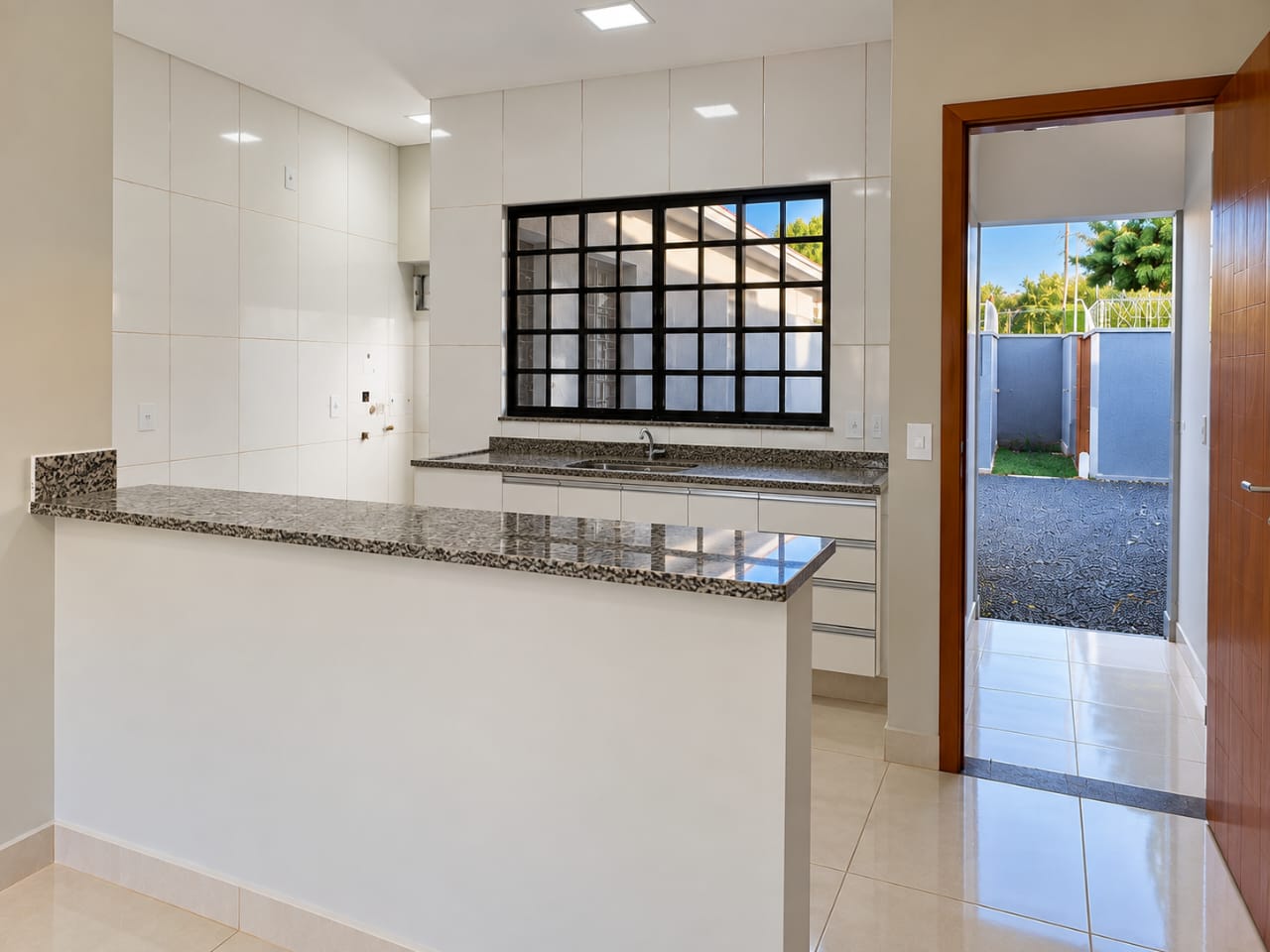 **Casa Nova para Locação no Jardim das Torres – 2 Quartos, Quintal, Churrasqueira e Garagem Coberta – Sarandi/PR**