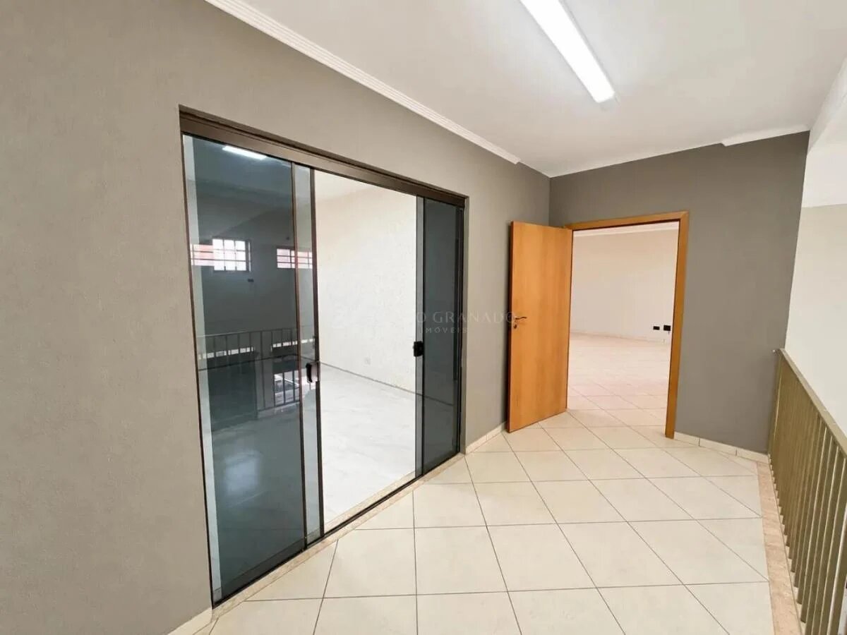 **Excelente Oportunidade Comercial – Salão de 195 m² com Mezanino Próximo à Av. Mandacaru**