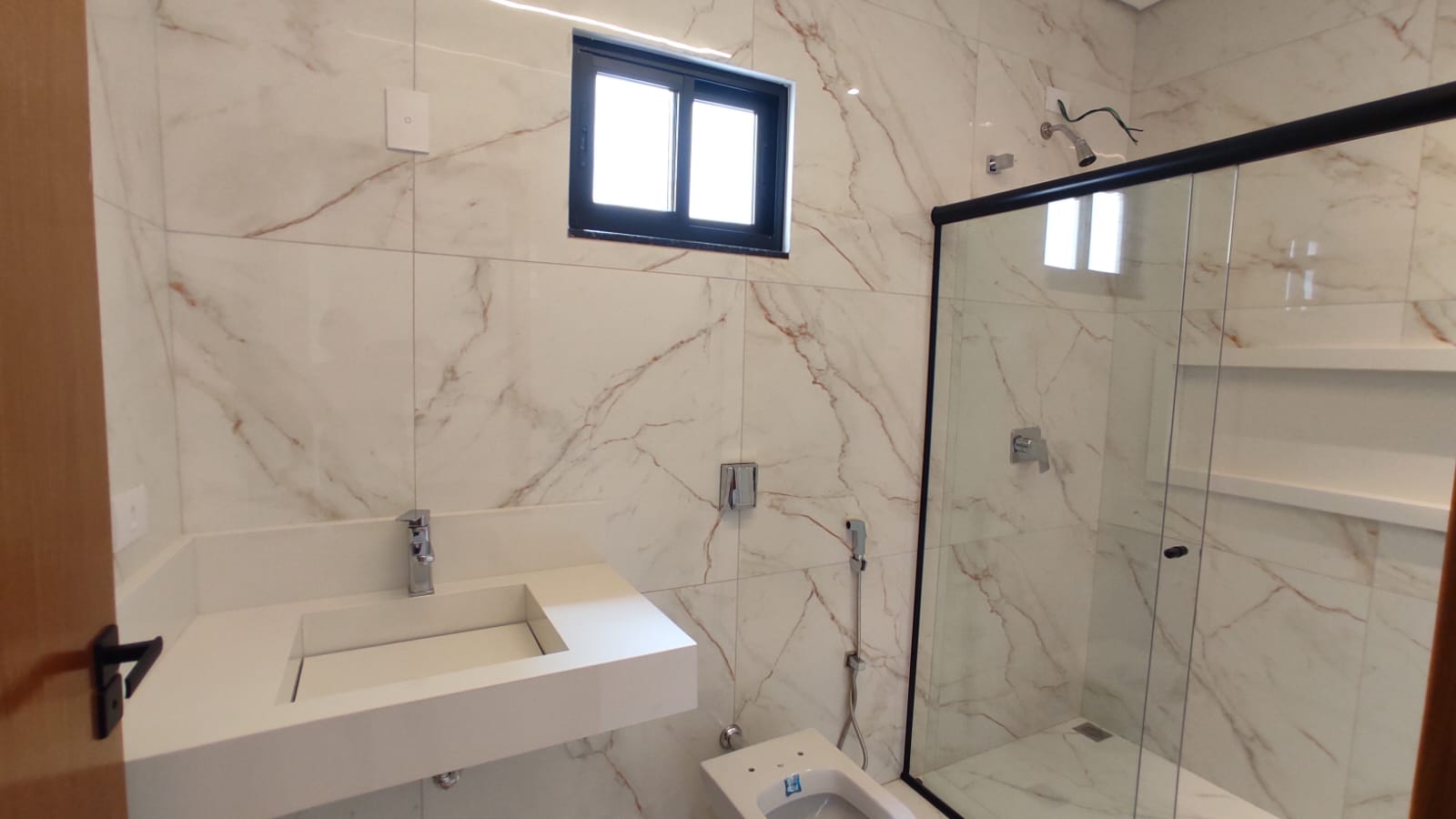 Casa de Alto Padrão com 3 Quartos, Pé-Direito Duplo e Cozinha Gourmet à Venda ou Locação em Maringá/PR