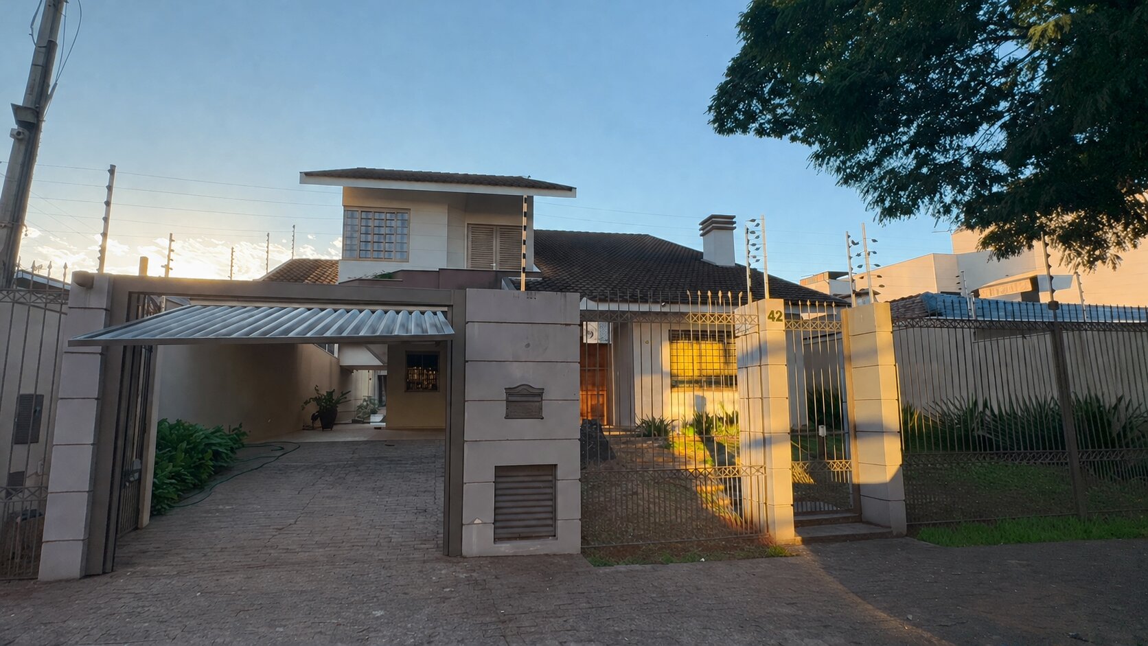 Sobrado de Alto Padrão com Piscina, Sauna,  edícula, 4 Suítes e Área de Lazer Completa