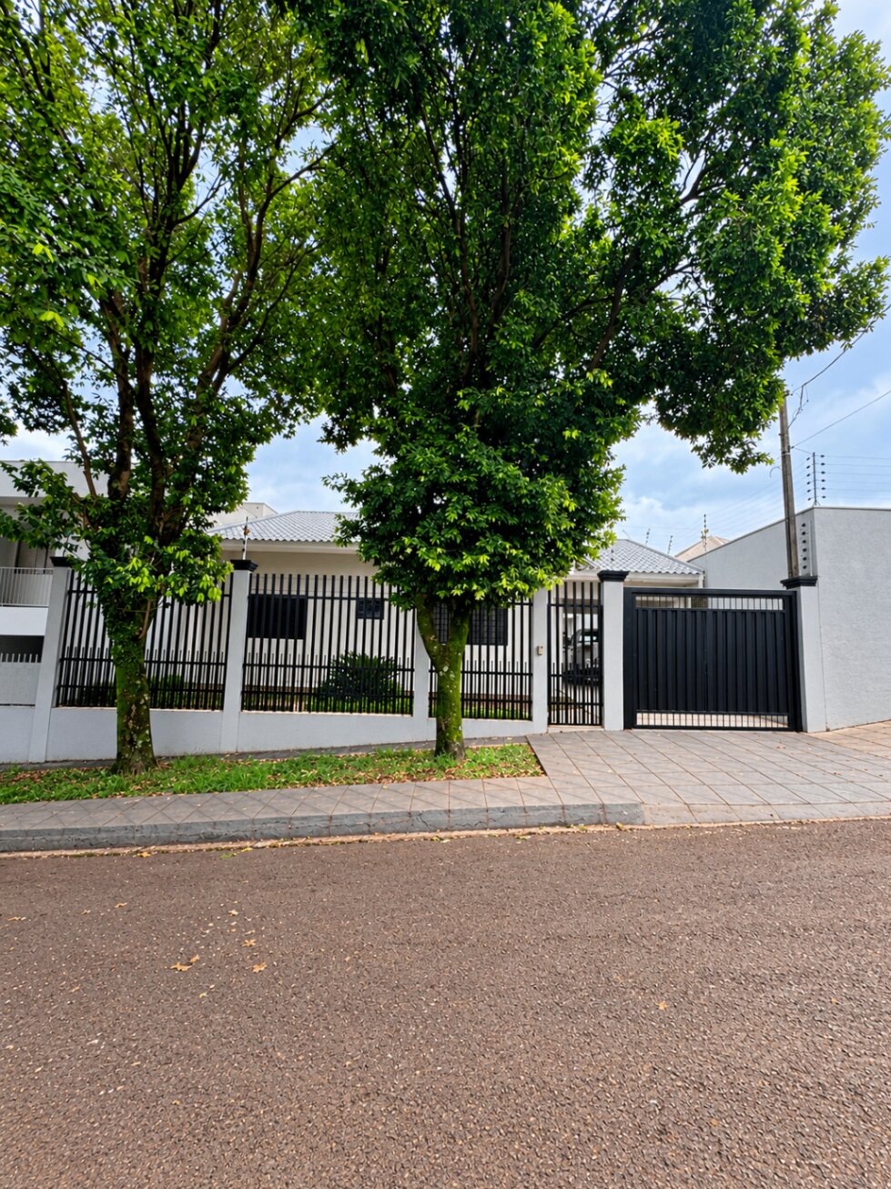Alto Padrão em Espaço e Privacidade: Residência com 3 Quartos, Amplo Terreno e 4 Vagas em Maringá