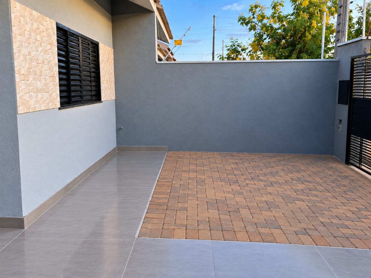 **Casa Nova para Locação no Jardim das Torres – 2 Quartos, Quintal, Churrasqueira e Garagem Coberta – Sarandi/PR**