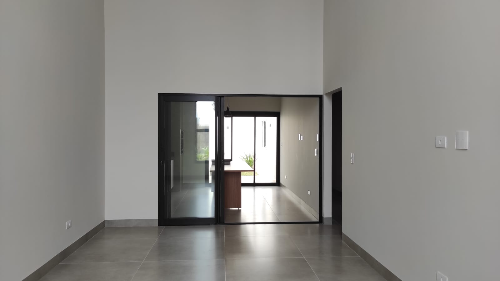 Casa de Alto Padrão com 3 Quartos, Pé-Direito Duplo e Cozinha Gourmet à Venda ou Locação em Maringá/PR