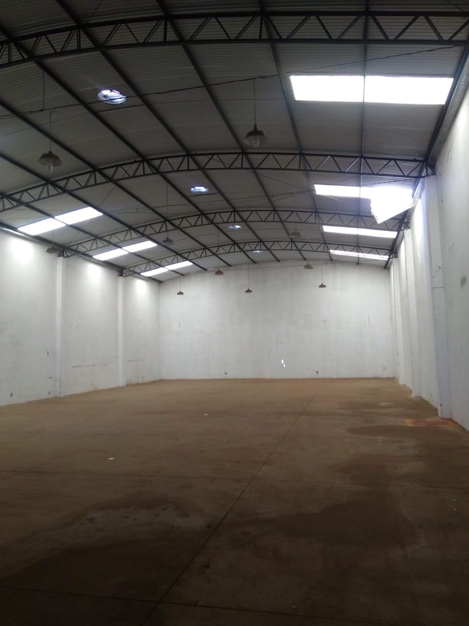 **Galpão Comercial de 420 m² na Av. São Judas Tadeu – Amplo Espaço com Sistema de Exaustão | Maringá/PR**
