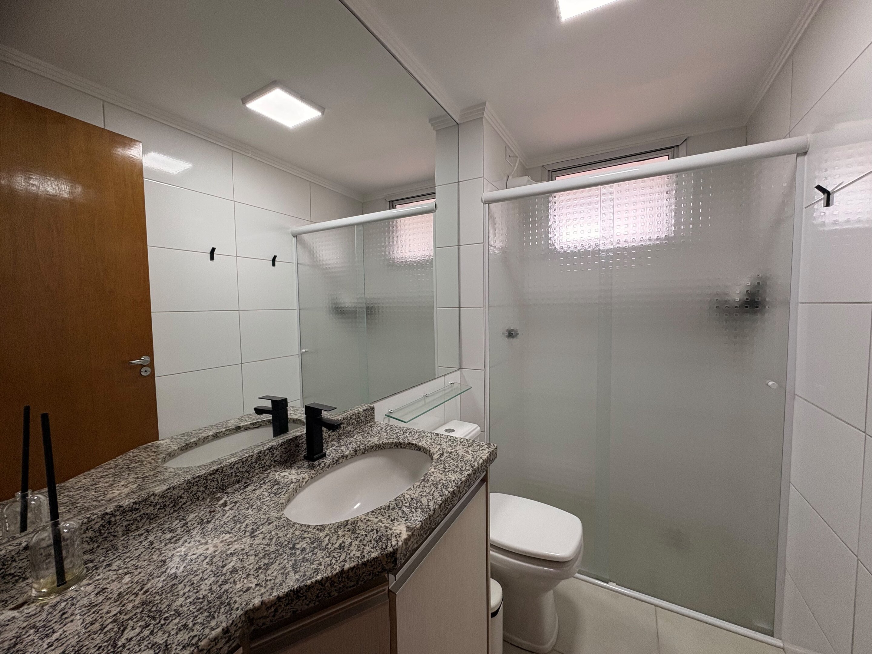Apartamento Mobiliado para Locação com Suíte, Escritório, Sacada e Garagem Coberta