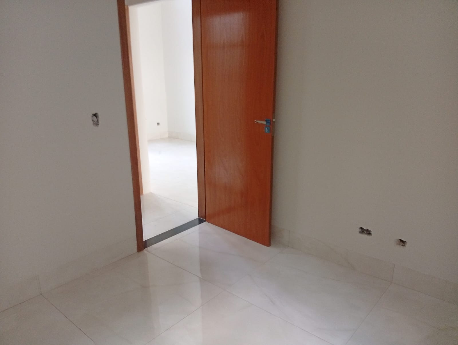 **Sua casa nova em Sarandi: suíte, churrasqueira e jardim de inverno!**