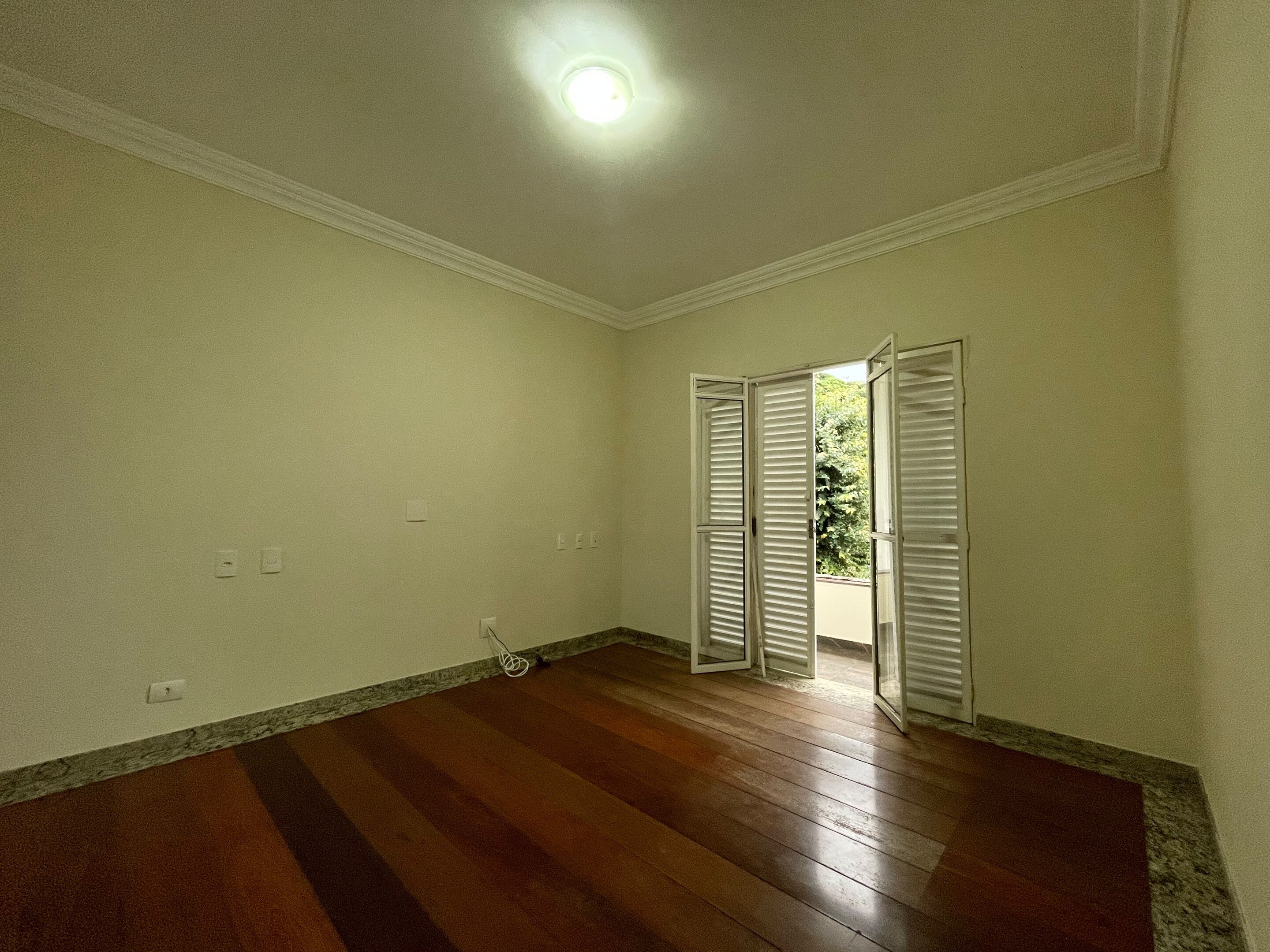 Sobrado com 1 Suíte + 3 Quartos | 200 m² de Área | Espaço e Conforto
