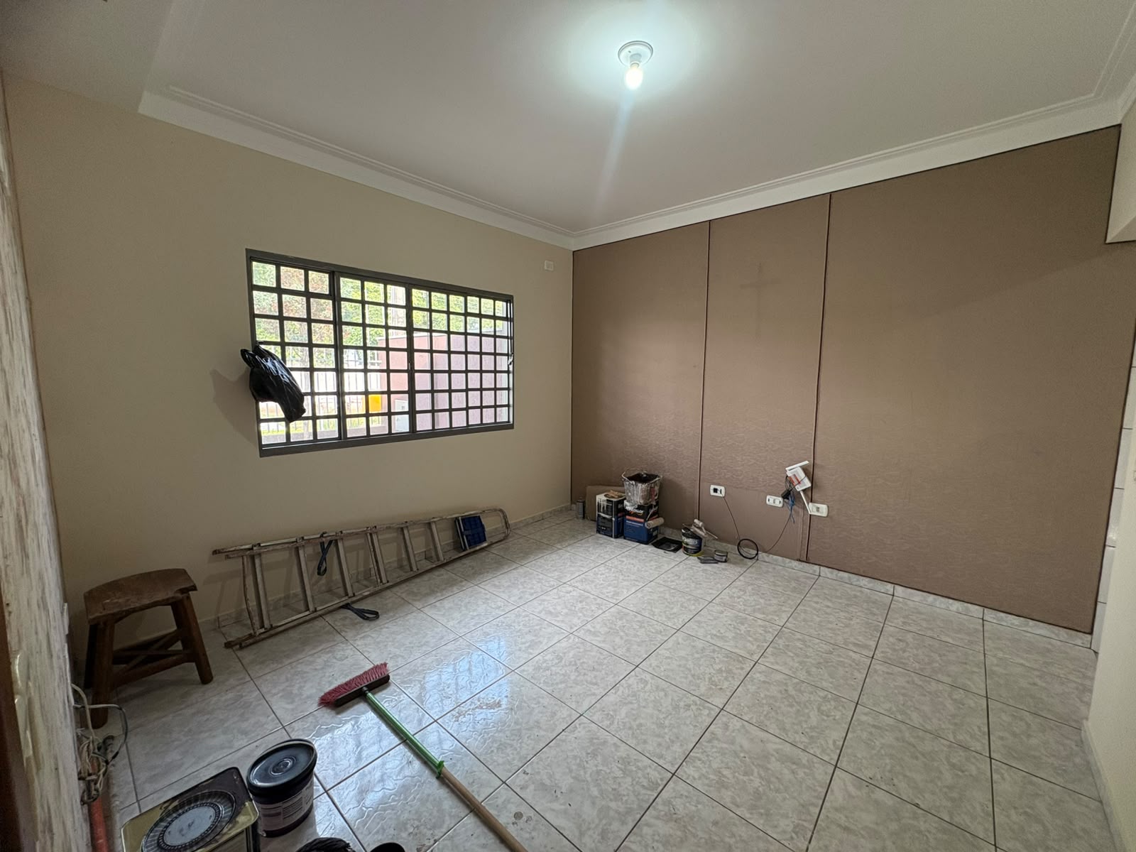 Casa para Locação com 2 Quartos, Churrasqueira e 2 Vagas de Garagem