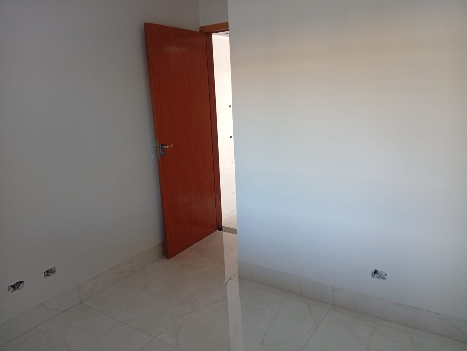 **Sua casa nova em Sarandi: suíte, churrasqueira e jardim de inverno!**