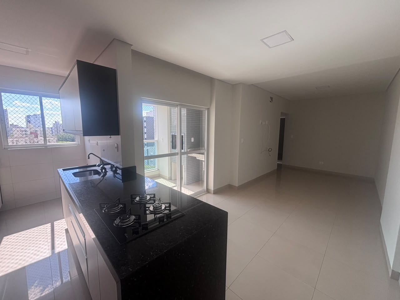 Apartamento com 3 Quartos e 2 Vagas, 74 m² na Zona 07 - Maringá/PR