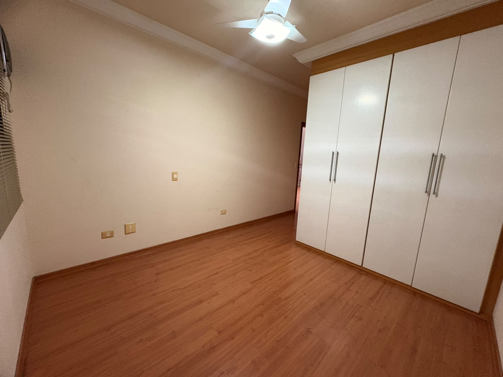 Sobrado de Alto Padrão com Piscina, Sauna,  edícula, 4 Suítes e Área de Lazer Completa