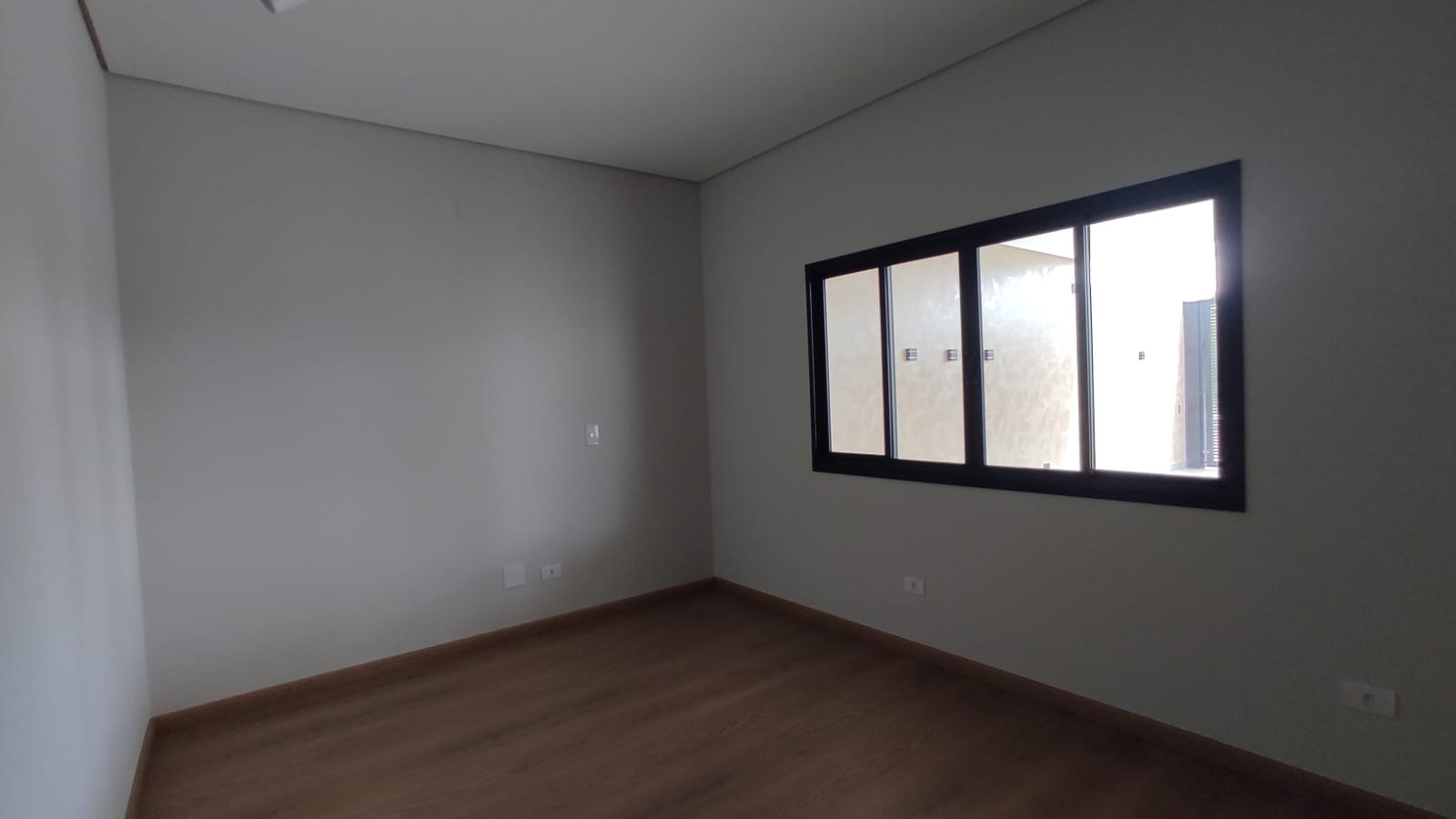 Casa de Alto Padrão com 3 Quartos, Pé-Direito Duplo e Cozinha Gourmet à Venda ou Locação em Maringá/PR