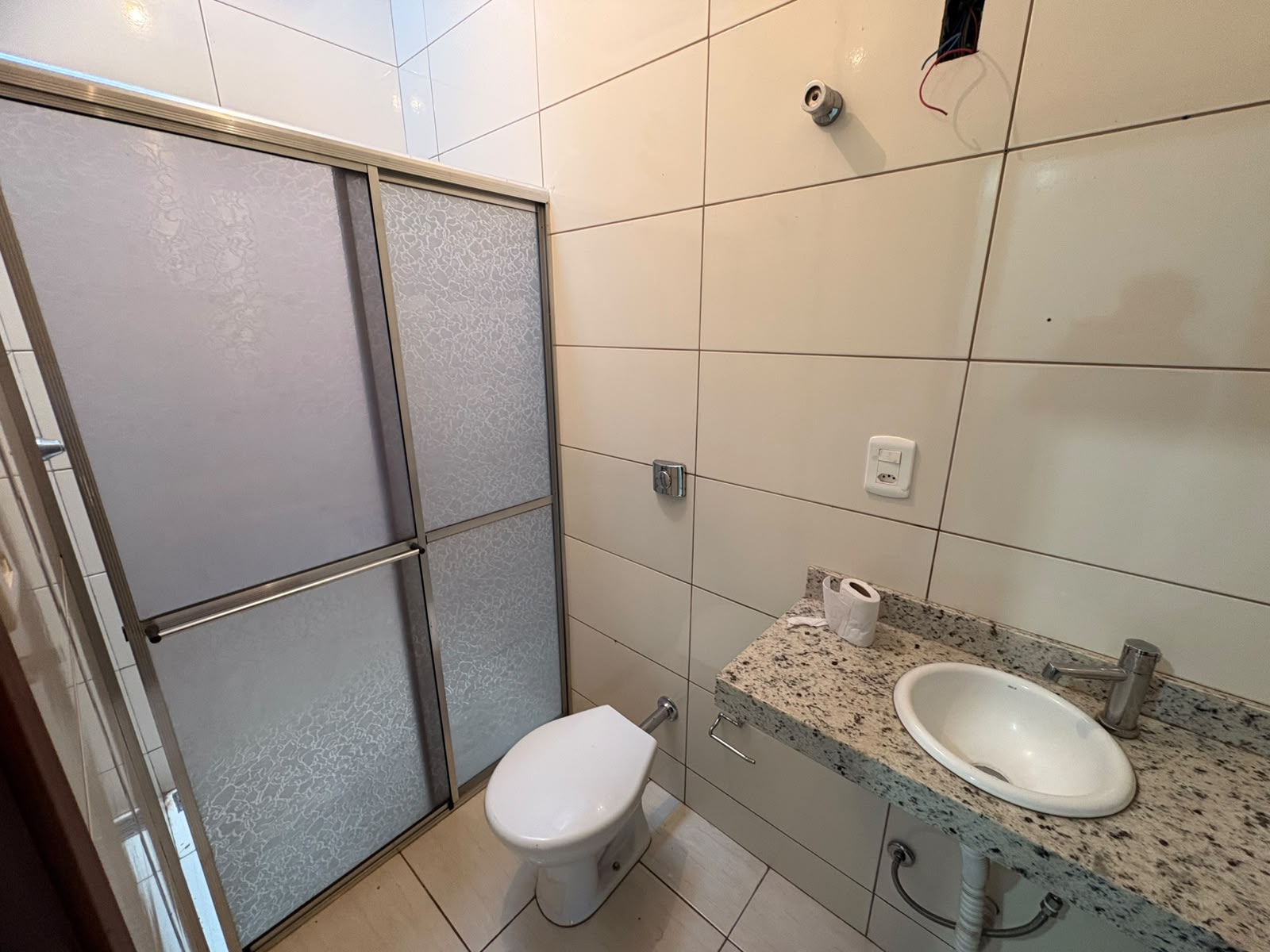 Casa para Locação com 2 Quartos, Churrasqueira e 2 Vagas de Garagem