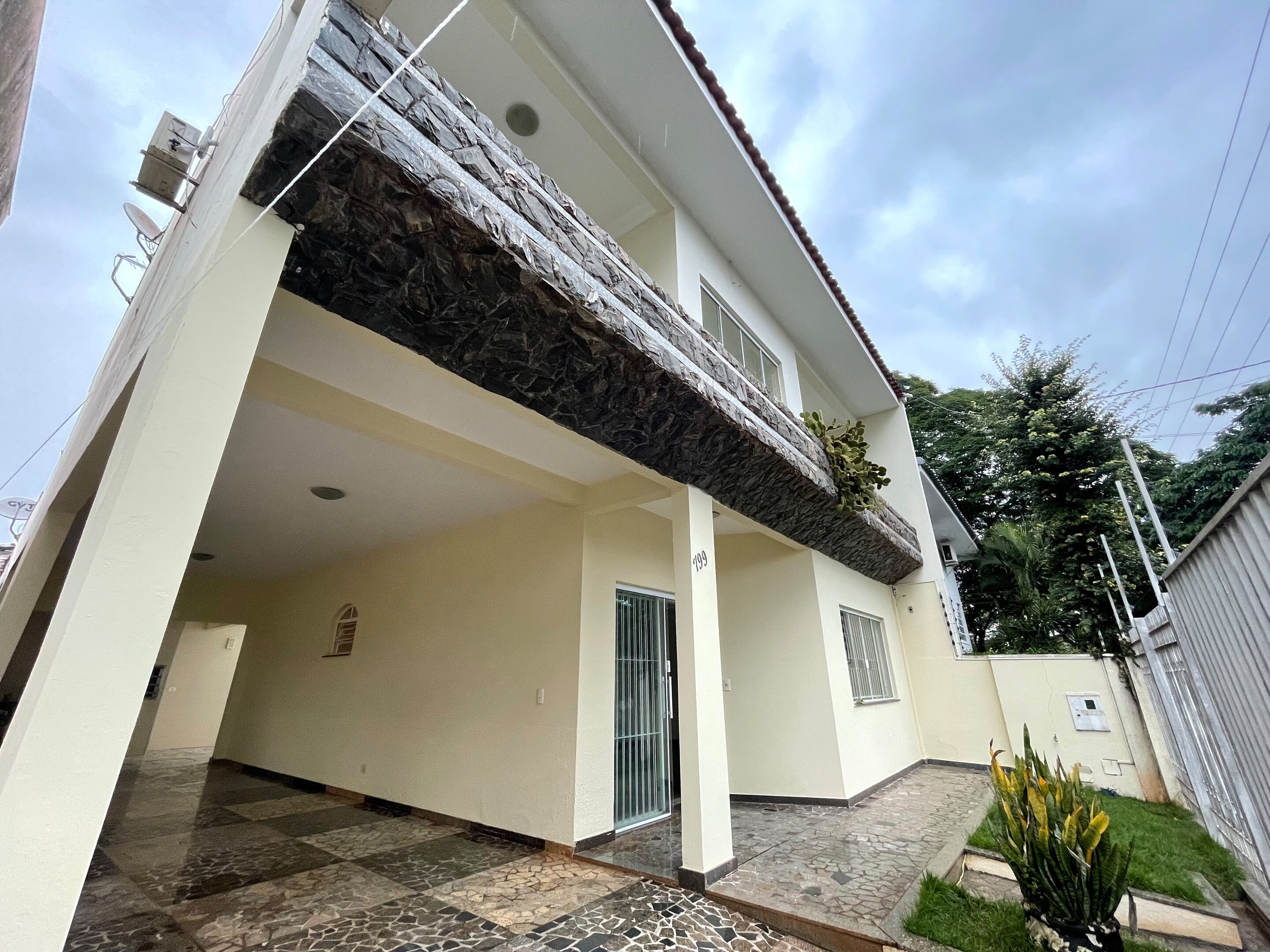 Sobrado com 1 Suíte + 3 Quartos | 200 m² de Área | Espaço e Conforto