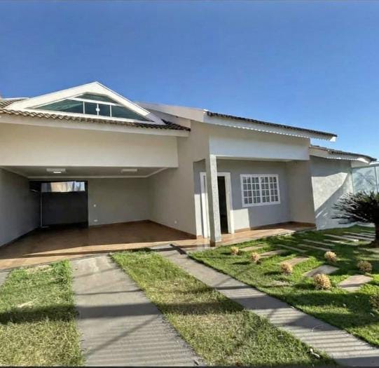 Mais espaço para sua família: casa com 4 quartos e piscina para alugar por R$ 5 mil