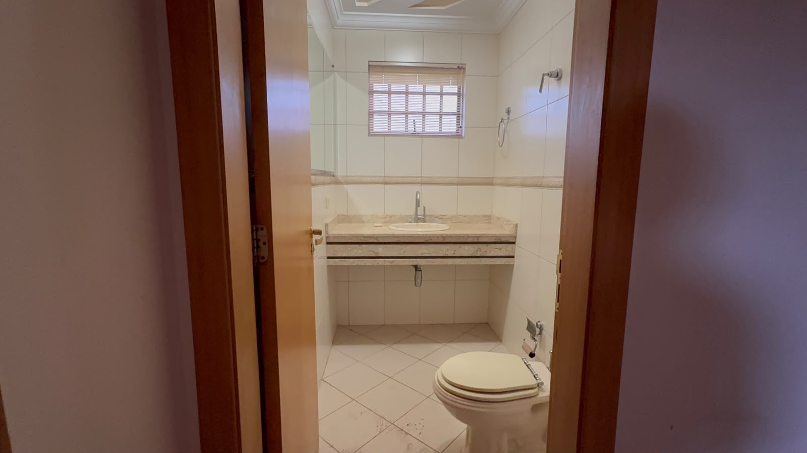 Sobrado de Alto Padrão com Piscina, Sauna,  edícula, 4 Suítes e Área de Lazer Completa