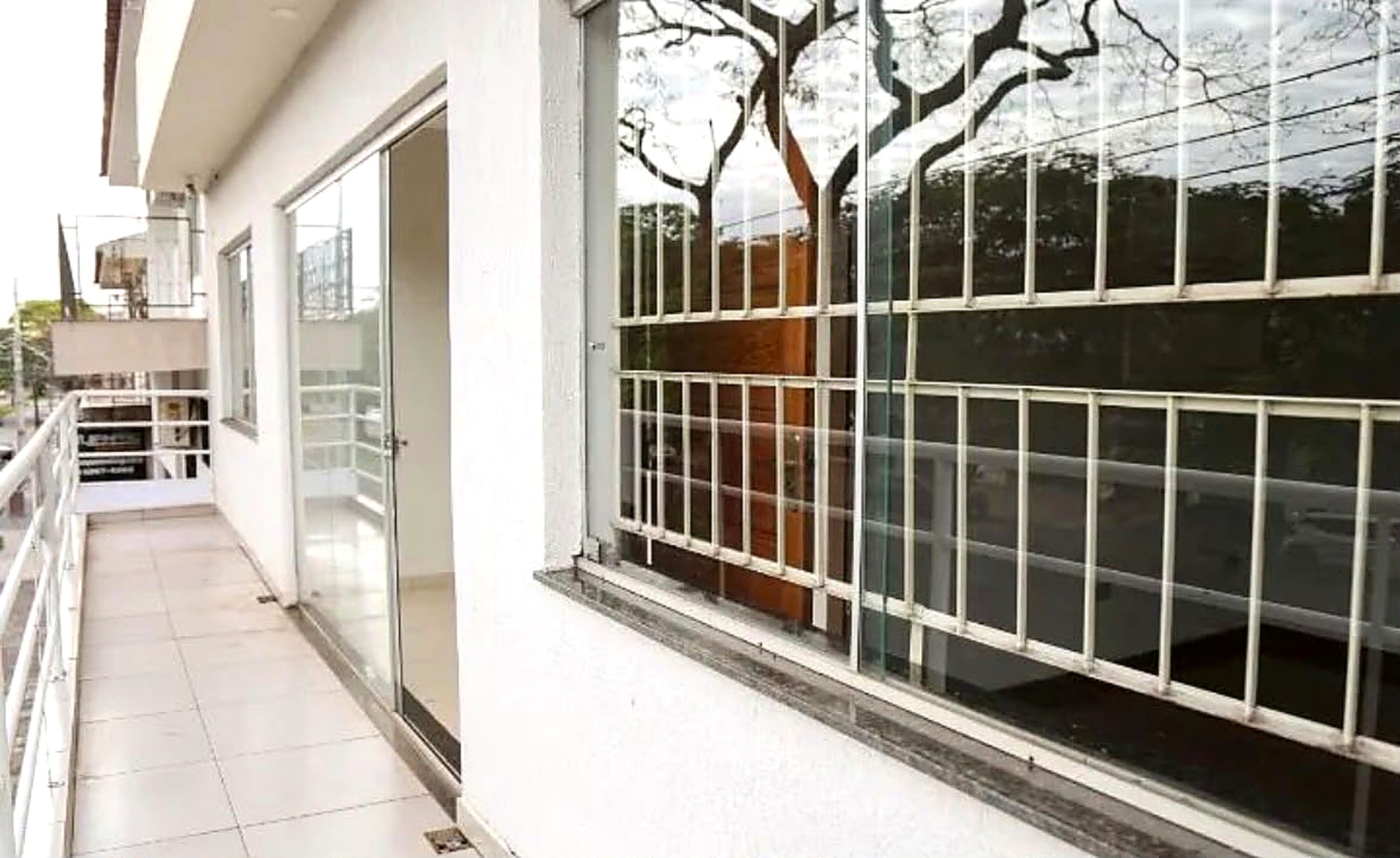 Apartamento Sobreloja para Locação com 3 Quartos, Suíte, Sacada e 2 Vagas