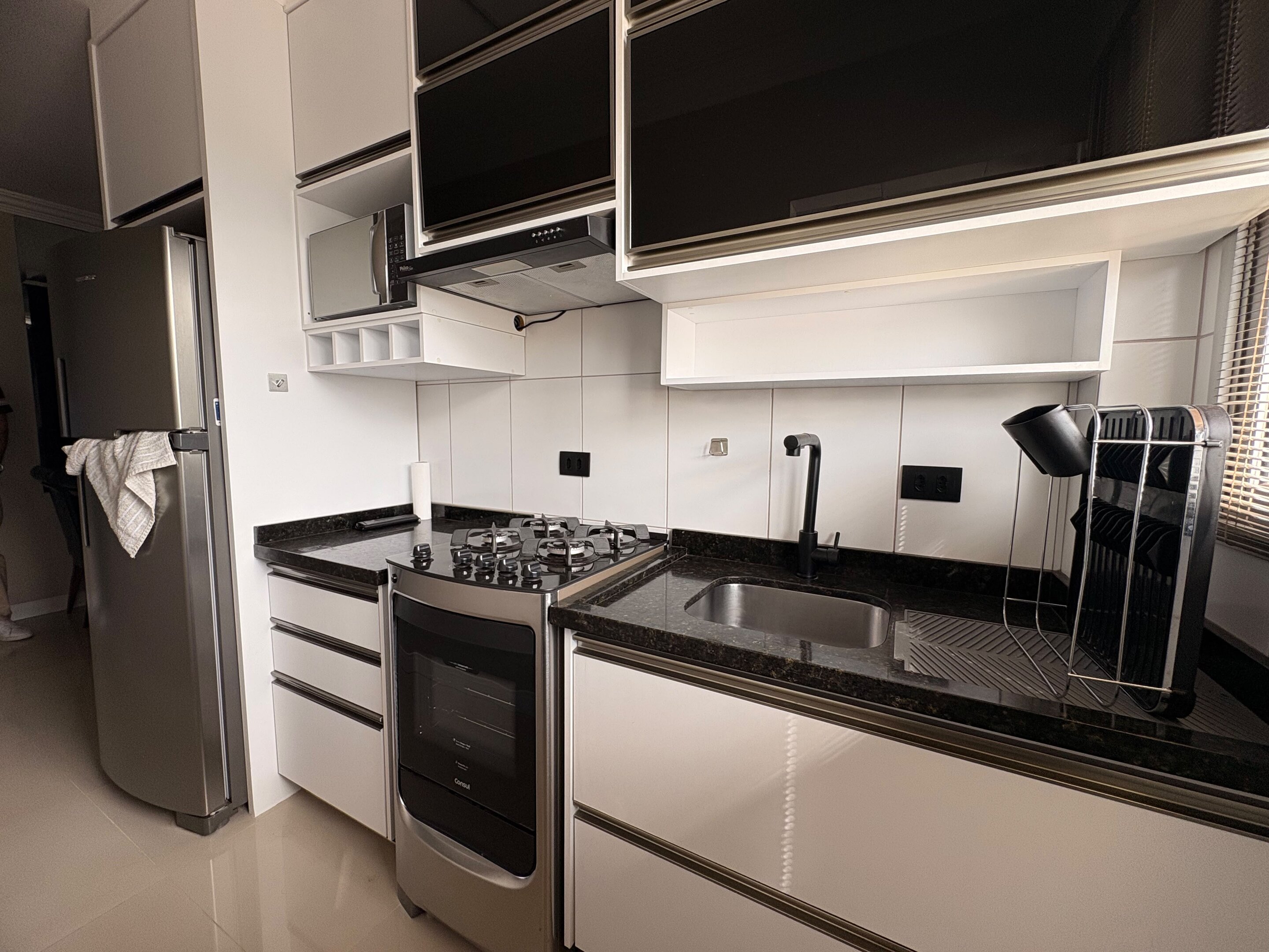 Apartamento Mobiliado para Locação com Suíte, Escritório, Sacada e Garagem Coberta