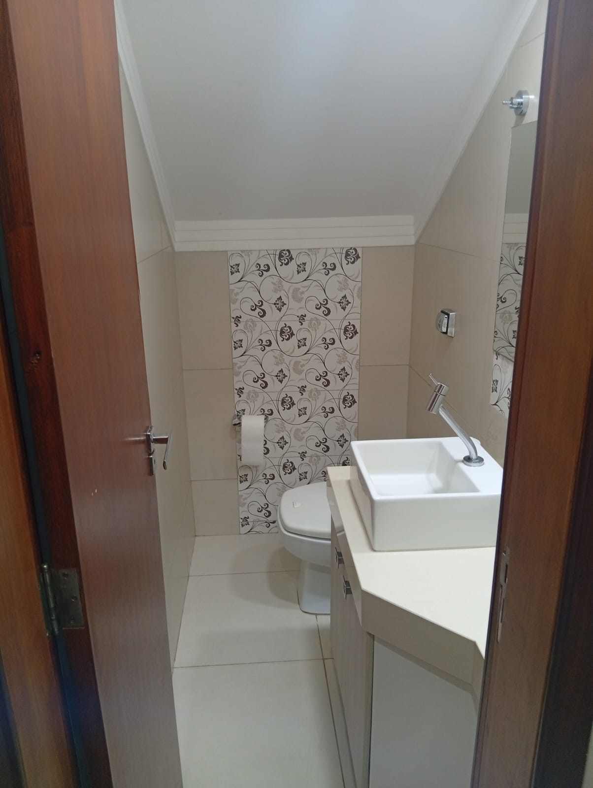 Sobrado com 4 Quartos, Suíte e Piscina para Locação no Jardim Iguaçu – Maringá