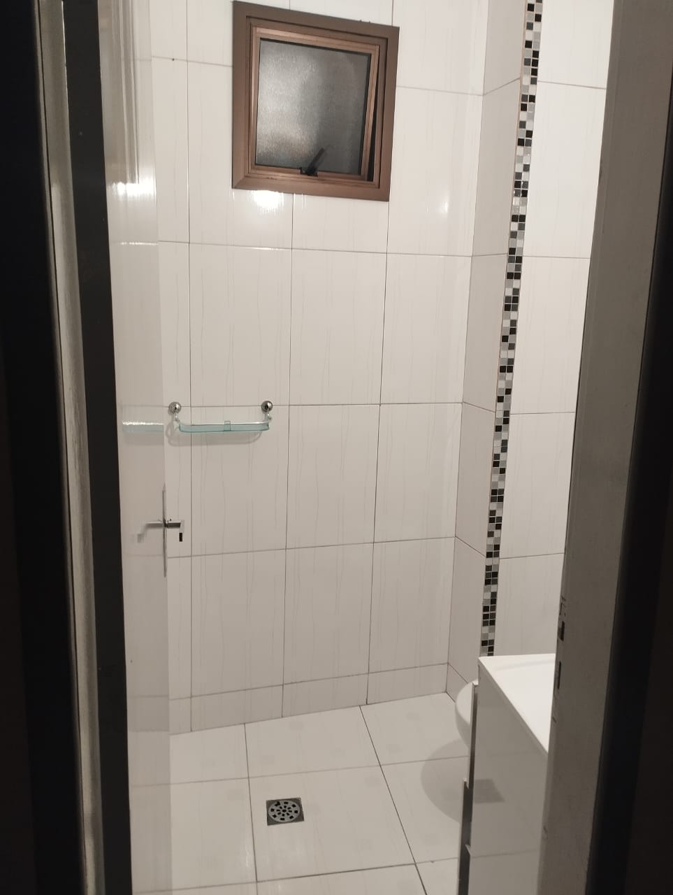 Aluga-se sobreloja  2 Quartos + 1 Suíte