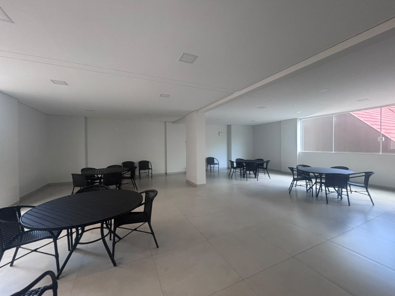 Apartamento com 3 Quartos e 2 Vagas, 74 m² na Zona 07 - Maringá/PR