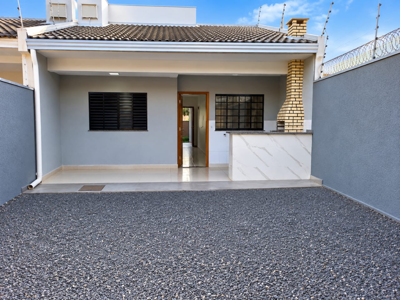 **Casa Nova para Locação no Jardim das Torres – 2 Quartos, Quintal, Churrasqueira e Garagem Coberta – Sarandi/PR**