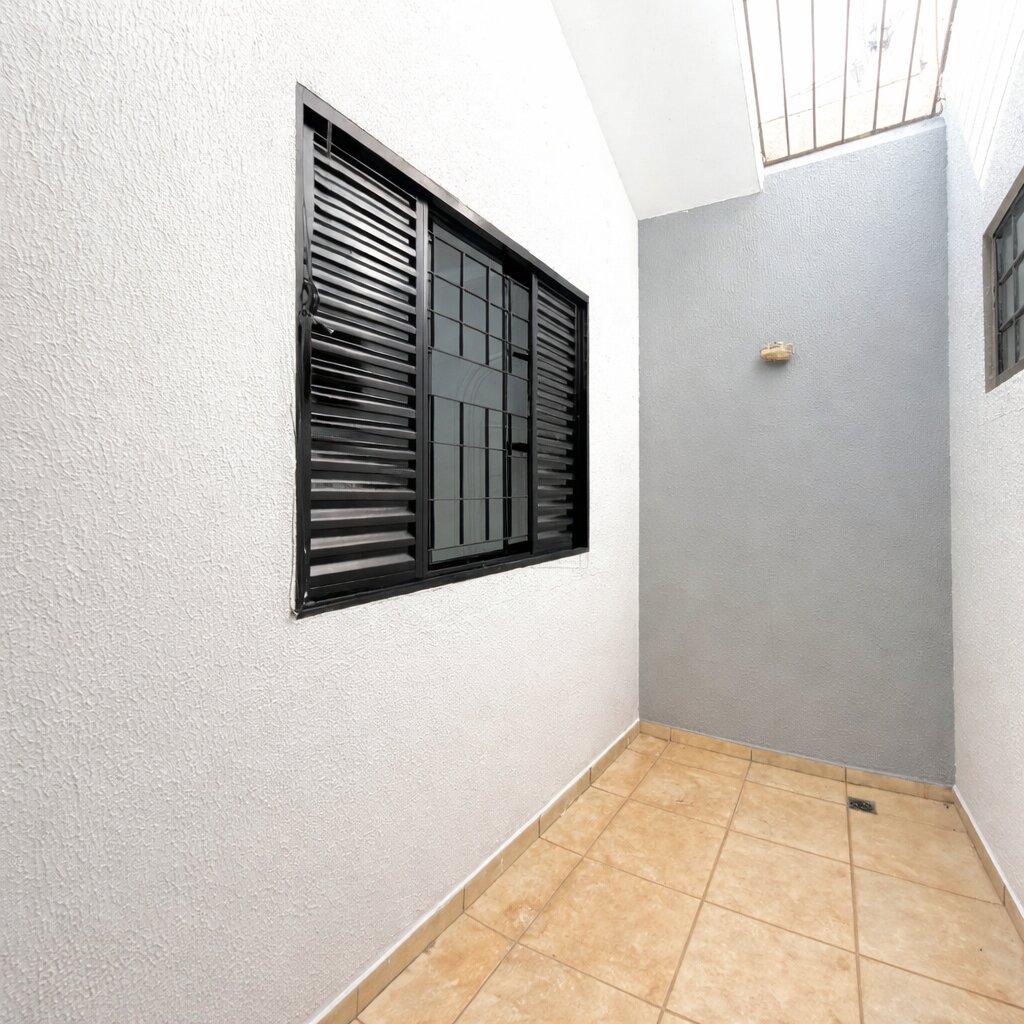 1 Suíte + 2 Dormitórios ! Sua família precisa de mais espaço? Conheça esta casa com suíte, quintal amplo e 2 vagas no Jardim Santa Rosa.