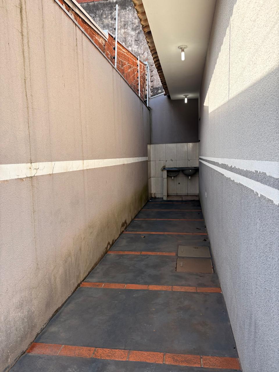 Área de Lazer Completa com Piscina, Espaço Gourmet e Amplo Estacionamento à Venda ou Locação em Maringá/PR