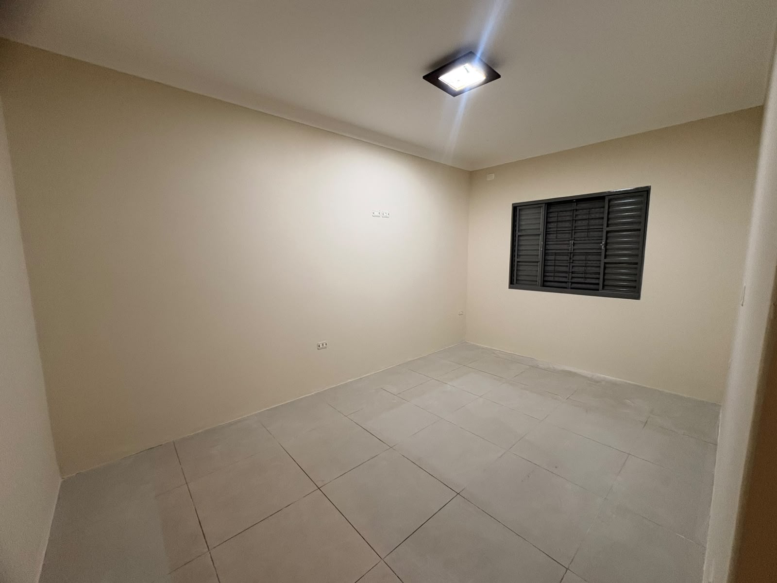 Casa para Locação com 2 Quartos, Churrasqueira e 2 Vagas de Garagem