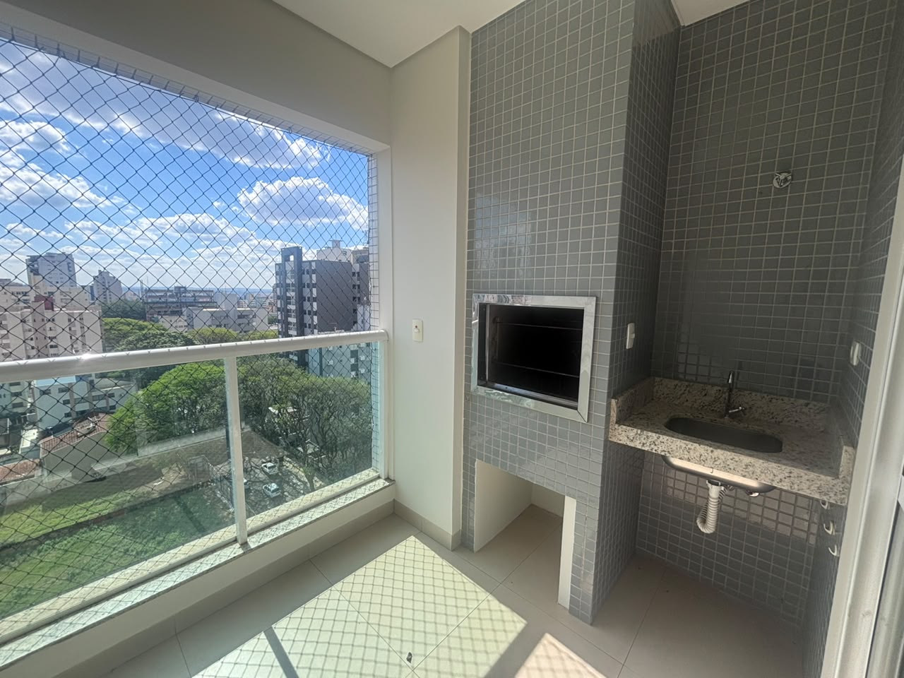 Apartamento com 3 Quartos e 2 Vagas, 74 m² na Zona 07 - Maringá/PR