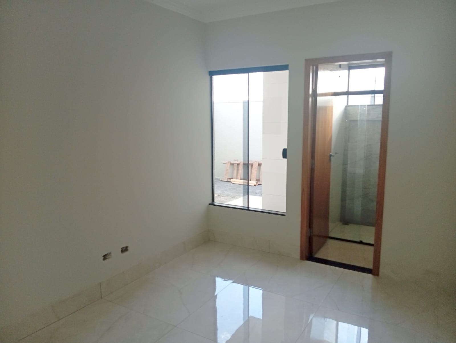 **Sua casa nova em Sarandi: suíte, churrasqueira e jardim de inverno!**