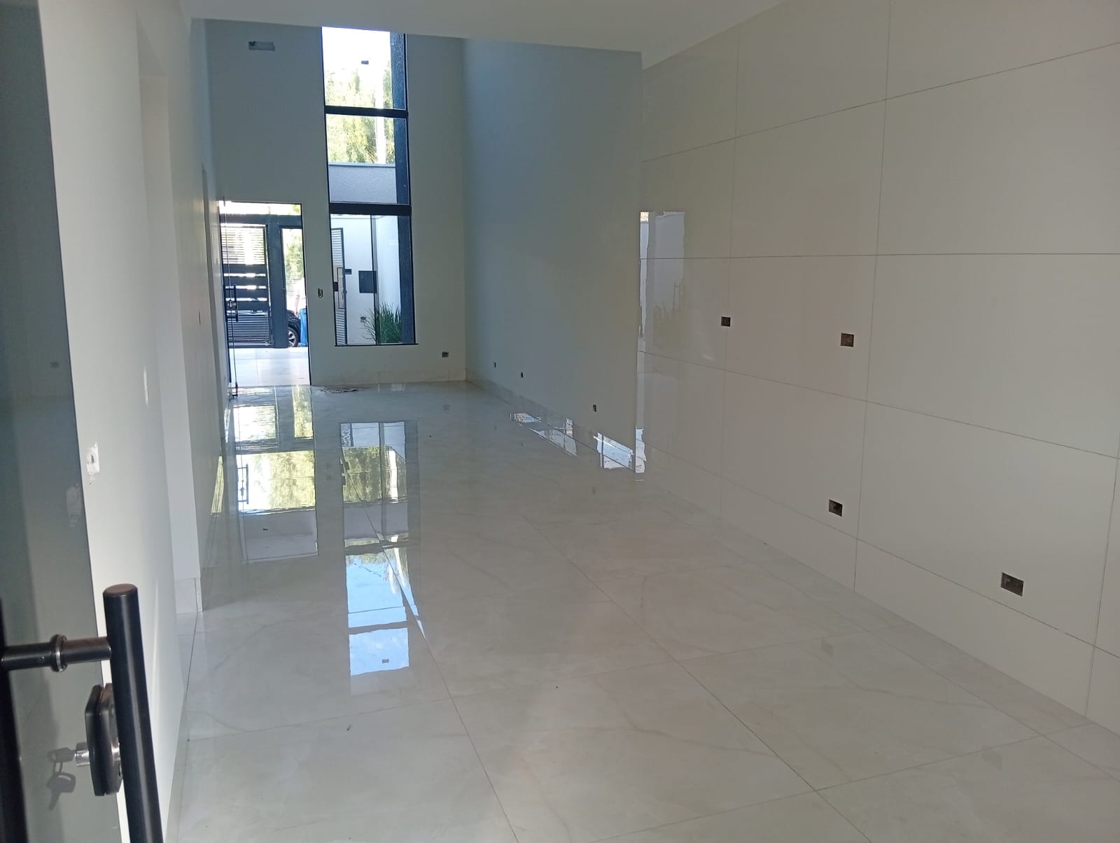 **Sua casa nova em Sarandi: suíte, churrasqueira e jardim de inverno!**