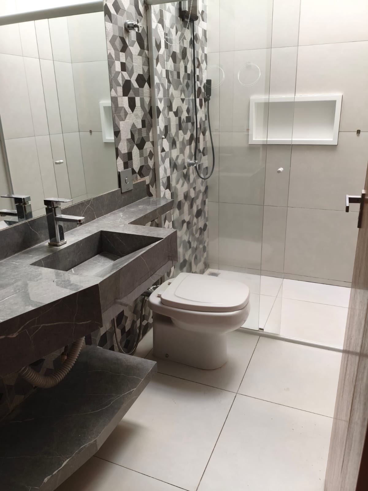 🏡 CASA PARA LOCAÇÃO | 1 SUÍTE + 2 QUARTOS, COZINHA MOBILIADA E JARDIM ✨