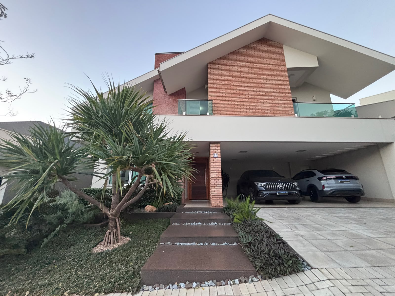 Casa em Condomínio com 4 Suítes, 400m² - Zona 08, Maringá/PR
