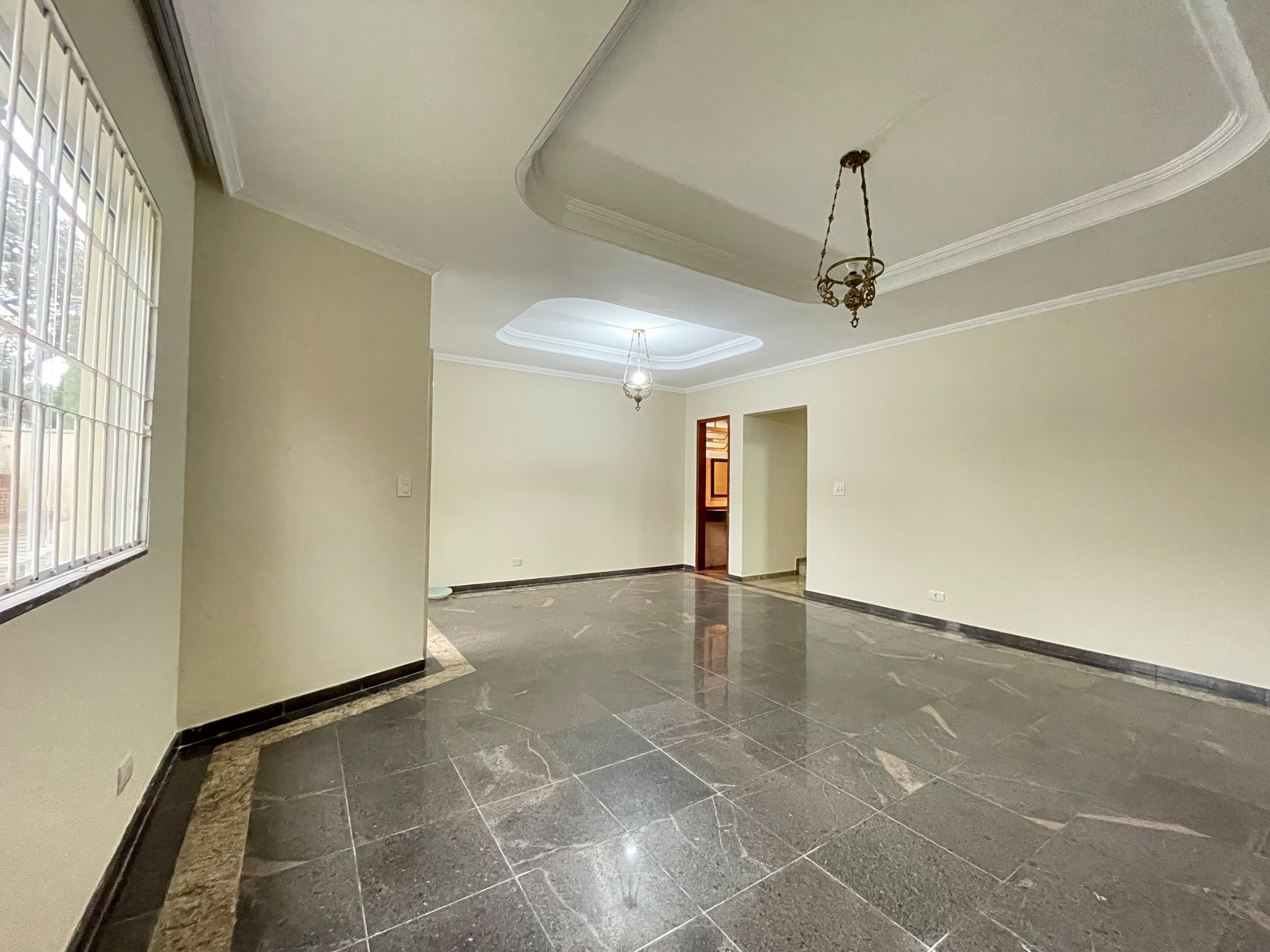 Sobrado com 1 Suíte + 3 Quartos | 200 m² de Área | Espaço e Conforto