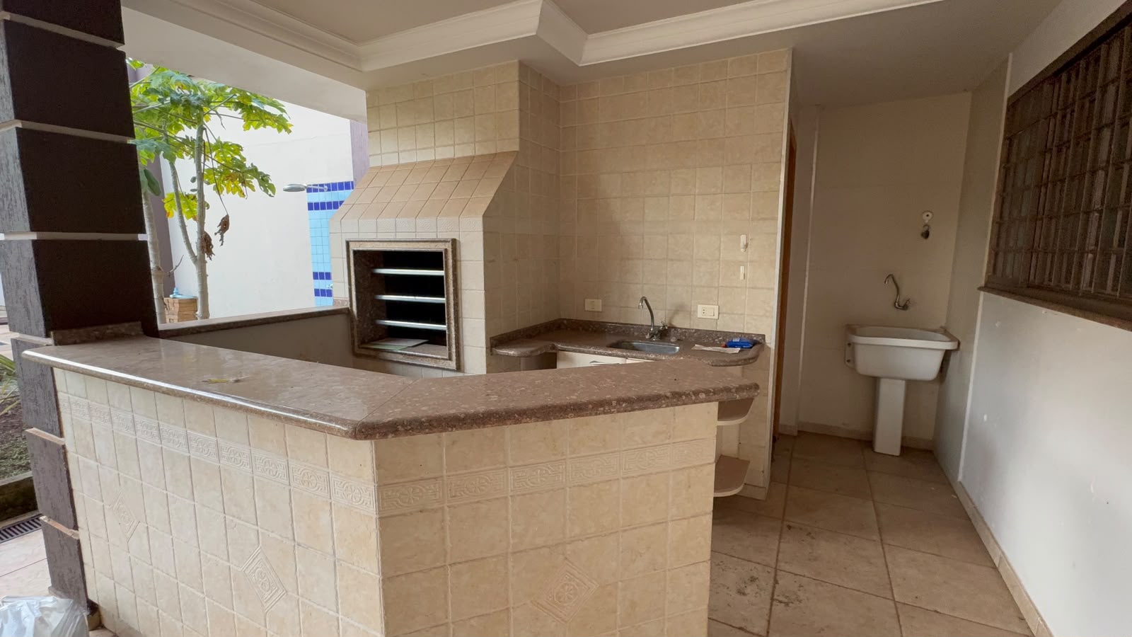 Sobrado de Alto Padrão com Piscina, Sauna,  edícula, 4 Suítes e Área de Lazer Completa