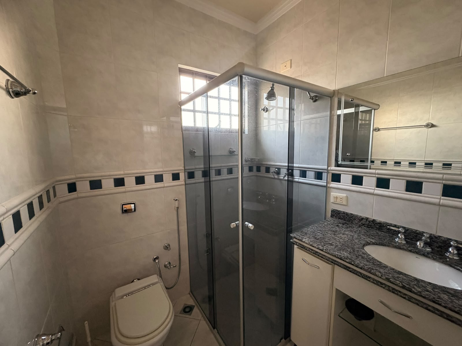 Sobrado de Alto Padrão com Piscina, Sauna,  edícula, 4 Suítes e Área de Lazer Completa