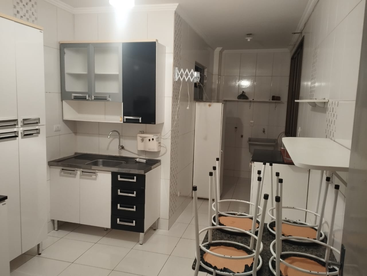 Aluga-se sobreloja 2 Quartos + 1 Suíte
