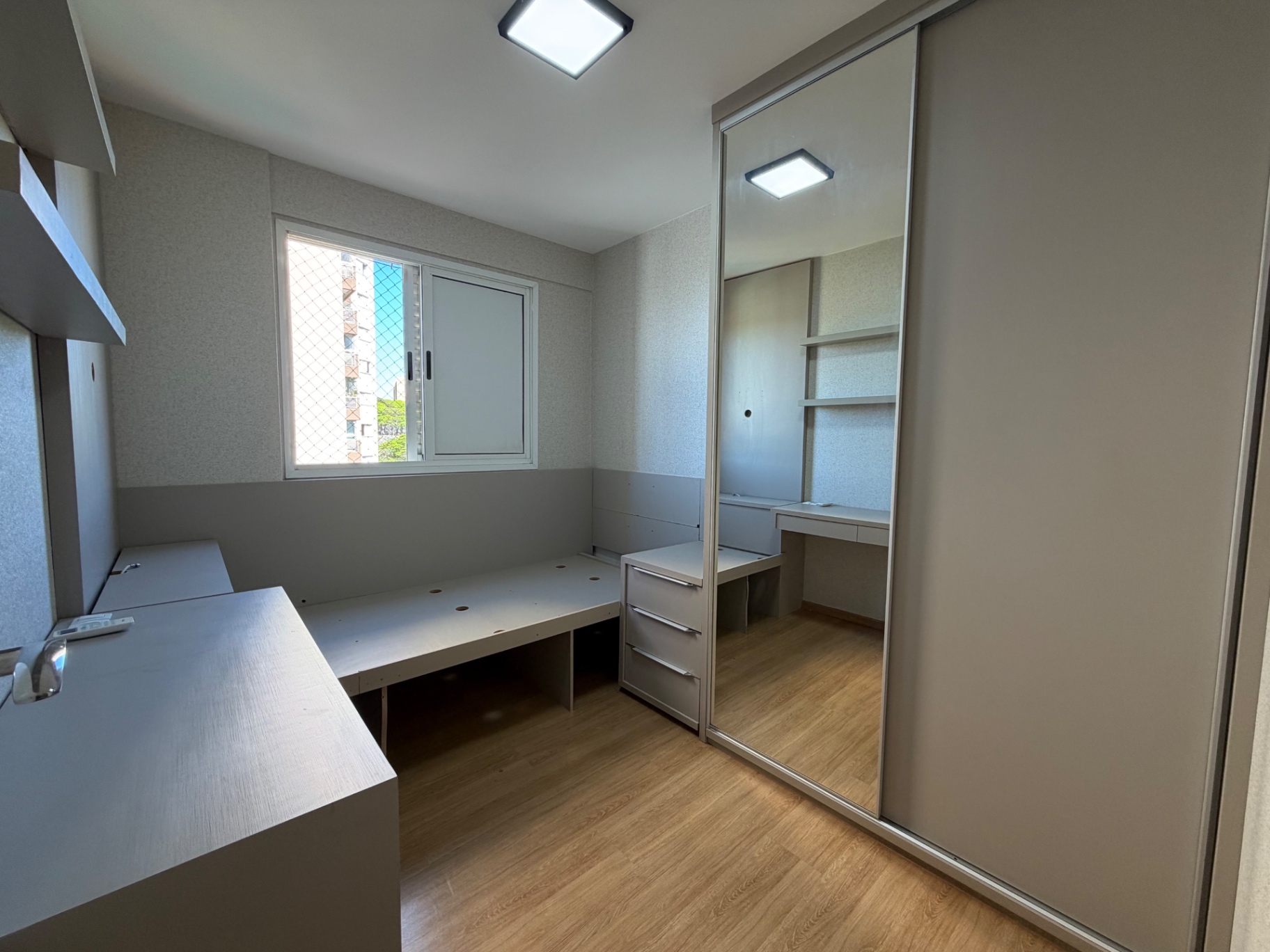 Apartamento com 3 Quartos e 80 m² na Zona 02 em Maringá/PR - 2 Vagas